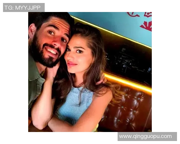 足球明星与体育明星的浪漫爱情故事揭示了运动场上的激情与生活中的甜蜜